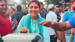 कुणी नेसल्या साड्या, तर कुणाच्या हातात ब्लाऊज; बकरी, मासे अन् बरंच काही; आंदोलकांनी लुटलं शेख हसीनांचं घर