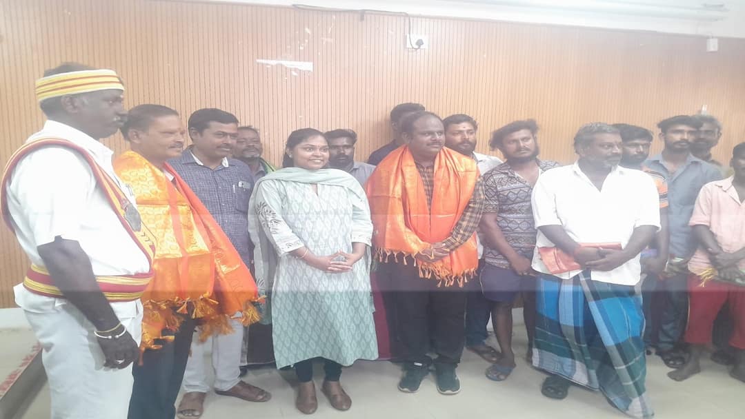 Thanjavur news District Collector Appreciate Sanitation Workers Garbage Removal - TNN ஒரே நாளில் 5 டன் குப்பைகள் அகற்றம்; தூய்மைப் பணியாளர்களை அழைத்து கலெக்டர் கொடுத்த மரியாதை