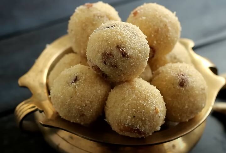 அதன்பிறகு உள்ளங்கையில் நெய் தடவி ரவையை உருண்டை பிடித்தால் சுவையான தேங்காய் ரவா லட்டு தயார்.