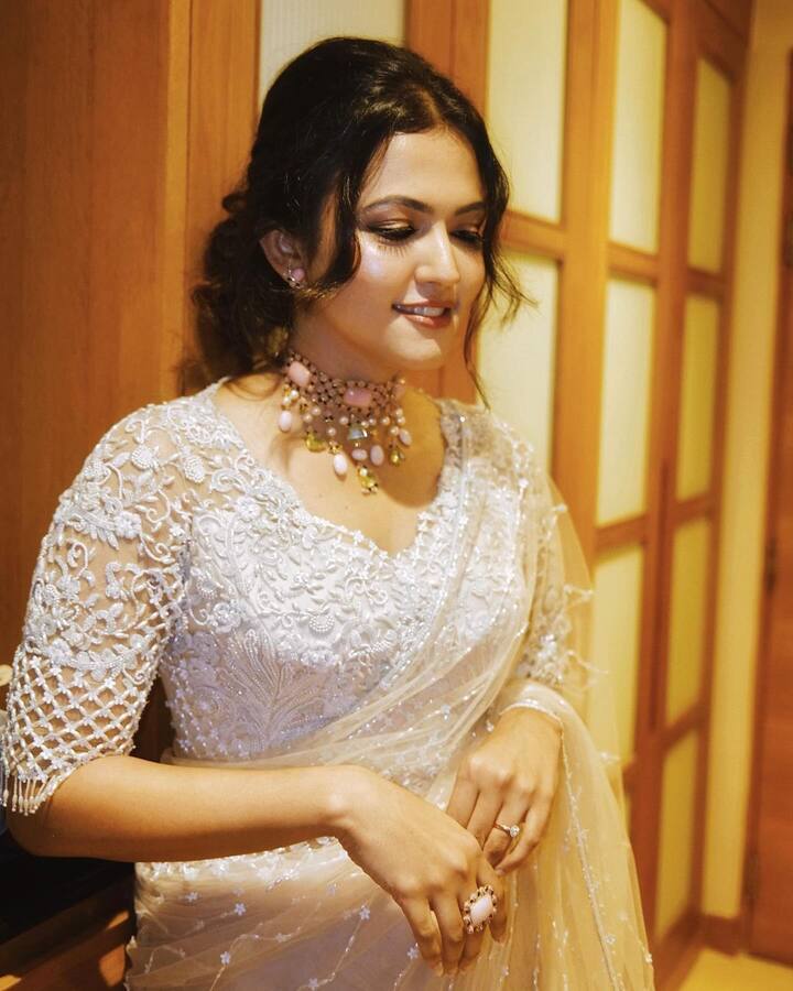 மலையாள சினிமாவில் கால் தடம் பதிக்கும் முன், டிக் டாக் செயலில் டப்ஸ் மேஷ் வீடியோக்களை பதிவிட்டு வந்தார் அபர்ணா தாஸ்