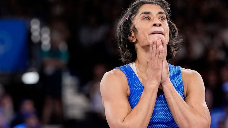 Indian Wrestler Vinesh Phogat disqualified from the Womens Wrestling 50kg for being overweight Vinesh Phogat Disqualified: તૂટ્યા કરોડો ભારતીયોના દિલ, ઓલિમ્પિકમાં વિનેશ ફોગાટ અયોગ્ય જાહેર, નહી મળે મેડલ