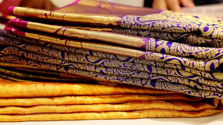 Silk Saree Identification : அசல் பட்டு புடவைக்கும் பொலியான பட்டு புடவைக்கும் இடையே பல வித்தியாசங்களை காணமுடியும்