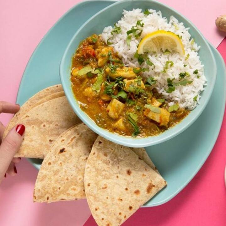 ਜ਼ਿਆਦਾਤਰ ਲੋਕਾਂ ਵੱਲੋਂ ਜੇਕਰ ਰਾਤ ਨੂੰ ਇਨ੍ਹਾਂ ਦੋਵਾਂ ਚੋਂ ਕਿਸੇ ਦਾ ਸੇਵਨ ਨਹੀਂ ਕੀਤਾ ਜਾਂਦਾ ਤਾਂ ਉਨ੍ਹਾਂ ਵੱਲੋਂ ਰਾਤ ਦੇ ਖਾਣੇ ਨੂੰ ਅਧੂਰਾ ਹੀ ਮੰਨਿਆ ਜਾਂਦਾ ਹੈ । ਬੇਸ਼ੱਕ ਇਹ ਦੋਵੇਂ ਕਾਫੀ ਪੌਸ਼ਟਿਕ ਤੱਤਾਂ ਨਾਲ ਭਰਪੂਰ ਹੁੰਦੇ ਹਨ ਪਰ ਕੀ ਤੁਸੀਂ ਜਾਣਦੇ ਹੋ ਇਨ੍ਹਾਂ ਦੋਵਾਂ ਚੋਂ ਖਾਣ ਲਈ ਕਿਹੜੀ ਚੀਜ਼ ਜ਼ਿਆਦਾ ਤਾਕਤਵਰ ਹੈ ? ਆਓ ਜਾਣਦੇ ਹਾਂ ਕਿ ਚਾਵਲ ਅਤੇ ਰੋਟੀ ਵਿੱਚੋਂ ਸਰੀਰ ਨੂੰ ਜ਼ਿਆਦਾ ਤਾਕਤ ਕੌਣ ਦਿੰਦਾ ਹੈ ?