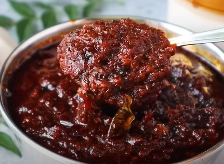 ஊறுகாயில் சிறிதளவு குக்கிங் வினிகரை சேர்த்தால் சீக்கிரம் கேட்டு போகாமல் இருக்கும்.