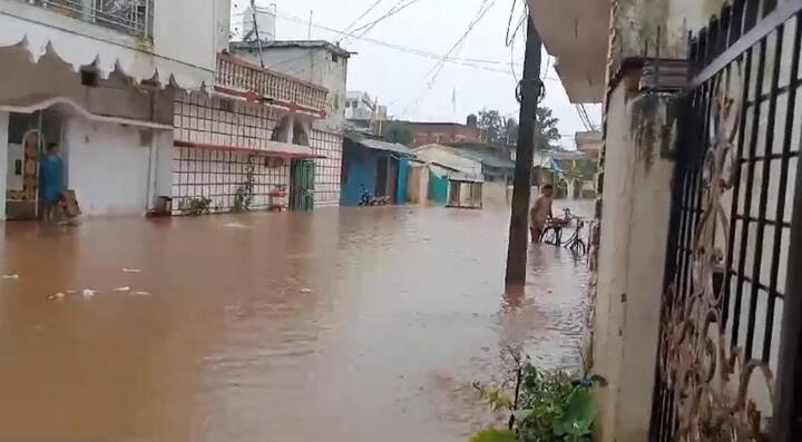 अंबेडकर वार्ड, राजेंद्र नगर वार्ड, अब्दुल कलाम वार्ड, गंगानगर वार्ड, दलपत सागर वार्ड, रमैया वार्ड और सनसिटी कॉलोनी के घरों में बारिश का घुस गया. सड़कों पर पानी आने के कारण आवागमन प्रभावित हो गया.