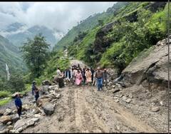कंगना रनौत को देखते ही रो पड़े हिमाचल के पीड़ित लोग, गले लगाकर बंधाया ढाढस, देखें Pics