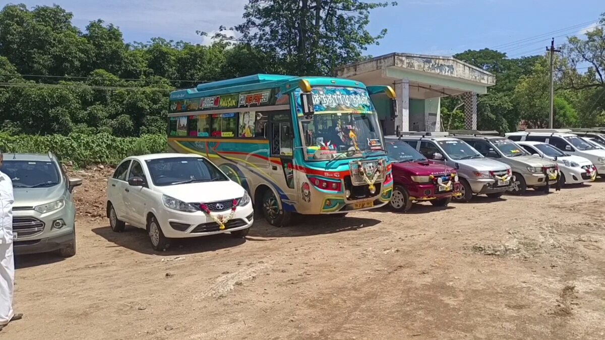 விபத்து இல்லாமல் வாகனம் இயங்க வேண்டி கிடாய் வெட்டி அன்னதானம் வழங்கிய வாடகை கார் உரிமையாளர்கள்