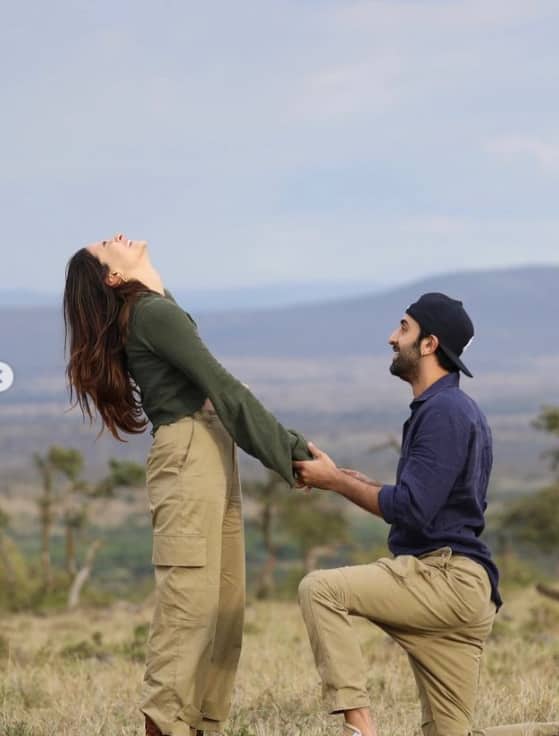 आलिया भट्ट ने भी कॉफी विद करण के दौरान इस फ्लाइट के बारे में भी बात की थी. उन्होंने उस समय को याद करते हुए कहा था, “जब मैं बहुत लंबे समय के बाद अकेली थी, तो मेरे आस-पास के सभी लोग, मेरी बहनें और दोस्त कहते थे कि तुम और वह (रणबीर) एक साथ रहने वाले हैं. हमने अपनी फ्लाइट में इसके बारे में बात की. हम एक साथ बैठे थे और तभी उनकी सीट में कुछ गड़बड़ी हो गई. बाद में उनकी सीट ठीक हो गई और जब हमने नोट्स एक्सटेंज किये. वाइब वहीं से शुरू हुई और बाकी हिस्ट्री है.”
