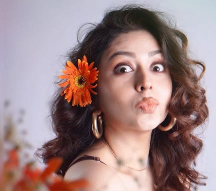 उनकी अदाकारी ने इस सीरीज को देखने वालों को अपना दीवाना बना लिया. लेकिन क्या आप जानते हैं आखिर सलोनी भाभी कितनी पढ़ी लिखी हैं. चलिए आज हम आपको बताते हैं.