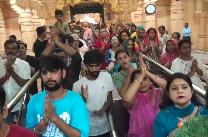 સોમનાથ મહાદેવના કેસરીયા શૃંગાર ના દર્શન કરીને ભક્તો ધન્ય બન્યા હતા.
