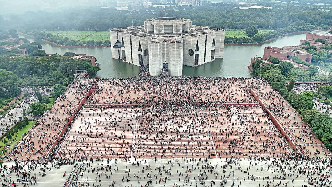 बांग्लादेश की संसद पर भीड़ का कब्जा, अब क्या करेंगी शेख हसीना, जानें अब तक क्या-क्या हुआ? Sheikh Hasina Resigned Students demand on interim government in Bangladesh situation deteriorated on August 5 बांग्लादेश की संसद पर भीड़ का कब्जा, अब क्या करेंगी शेख हसीना, जानें अब तक क्या-क्या हुआ?