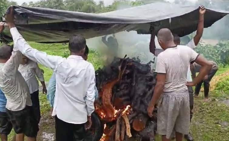 Cremation in open space as there is no crematorium At Sonale Khubrodpada of Dahanu in Palghar Maharashtra Marathi News धक्कादायक... चक्क सरणावर ताडपत्री धरून अंत्यसंस्कार, पावसाच्या सरीत उघड्यावर पेटतेय चिता