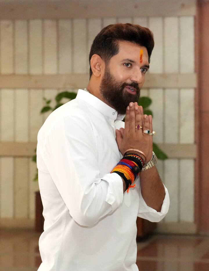 सियासी गलियारों में राजनीतिक एक्सपर्ट्स और अन्य लोगों के बीच चर्चा है कि इस तरह बीजेपी बुरी तरह फंस गई है.