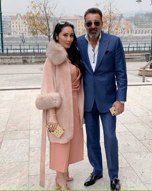 Sanjay Dutt and Manyata Dutt - The last name on this list is of Bollywood's villain i.e. Sanjay Dutt. He married Manyata Dutt for the third time. This couple had a simple court marriage