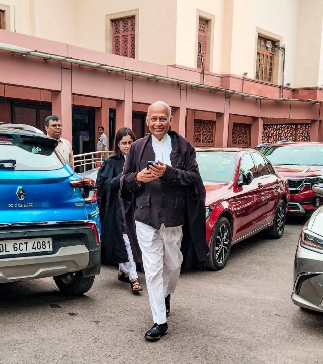 सुनवाई के दौरान केजरीवाल सरकार की तरफ से वरिष्ठ अधिवक्ता डॅा. अभिषेक मनु सिंघवी ने कहा कि एलजी की ओर से मंत्रियों की सहायता और सलाह के बिना मनोनित पार्षद कभी नियुक्त नहीं किए गए. यह प्रथा पिछले 30 सालों से चलती आ रही है