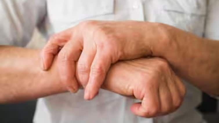 Shaky Hands Disease Beware! Do your hands also tremble Signs of Parkinson's disease Shaky Hands Disease: ਸਾਵਧਾਨ! ਕੀ ਤੁਹਾਡੇ ਵੀ ਕੰਬਦੇ ਹੱਥ? ਖਤਰਨਾਕ ਬਿਮਾਰੀ ਦੇ ਸੰਕੇਤ, ਭੁੱਲ ਕੇ ਵੀ ਨਾ ਕਰੋ ਨਜ਼ਰਅੰਦਾਜ਼