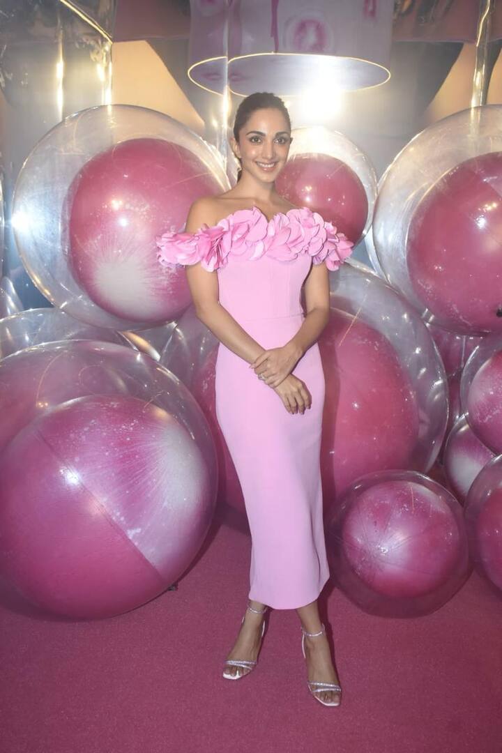The actress completed her beautiful look with a ponytail, glossy makeup and high heels.