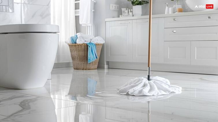 bathroom cleaning tips special tomato recipe to clean the washroom floor corner shining बाथरूम के फर्श को साफ करने के लिए आजमाएं ये टमाटर का खास नुस्खा, चमकने लगेगा हर कोना