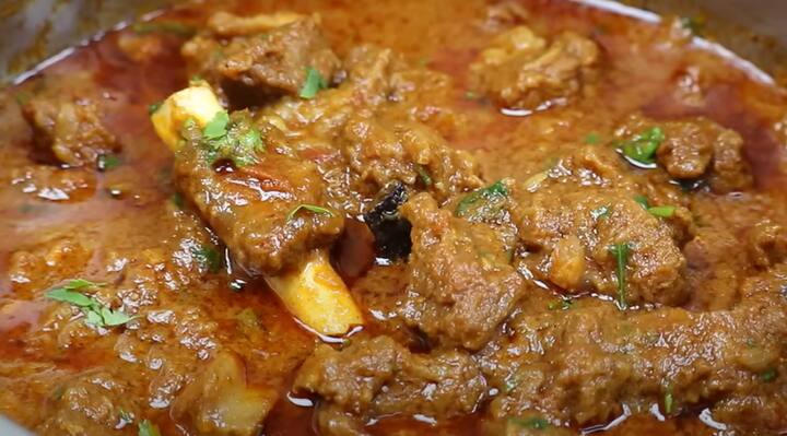 அசைவ குழம்போ, கிரேவியோ செய்யும் போது பெரிய வெங்காயத்திற்கு பதில் சின்ன வெங்காயத்தை பயன்படுத்தினால் சுவை அட்டகாசமாக இருக்கும்.