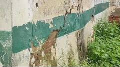 जर्जर दीवारें, टपकती छत, हादसों को आमंत्रण देते भवनों में कैसे हो पढ़ाई? क्या कहते हैं टीचर