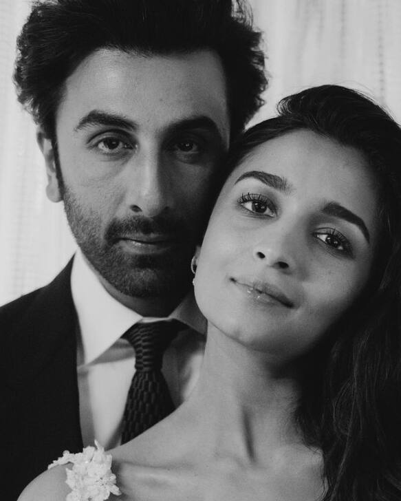 रणबीर कपूर ने कहा, ''मैं बहुत लकी हूं कि मैंने ऐसे इंसान से शादी की, जिसके मैं एक दोस्त के रूप में बेहद करीब हूं. वह मेरी सबसे अच्छी दोस्त है और मैं वास्तव में इसके मामले में भाग्यशाली हूं. वह एक इंसान के तौर पर बहुत रंगीनमिज़ाज है, वह मुझसे 11 साल छोटी है.”