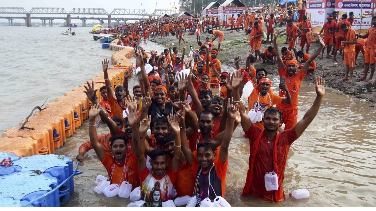 Kanwar Yatra 2024: प्रयागराज में मुस्लिम महिलाओं ने कांवड़ियों पर बरसाए फूल, लगाए देश भक्ति के नारे