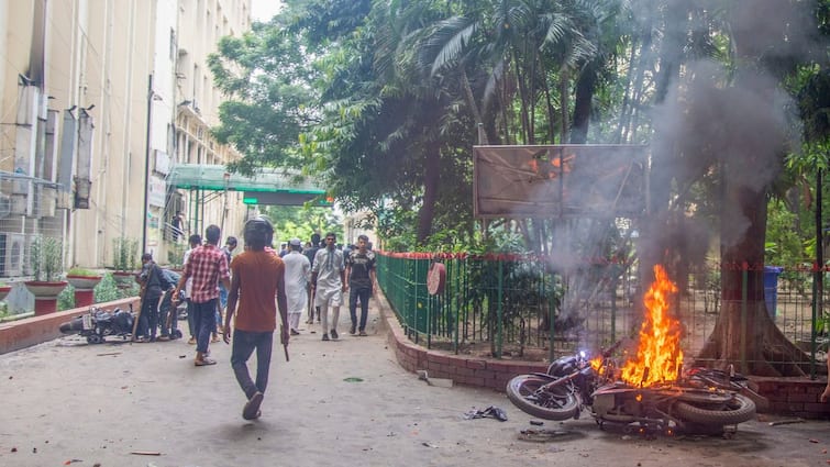 Bangladesh Violence Bangladesh Chaos vandalism arson loot in everywhere in Bangladesh attack on Minority Hindus Bangladesh Violence: নৈরাজ্যের বাংলাদেশে উন্মত্ত জনতার দাপাদাপি, বিপন্ন সংখ্যালঘু হিন্দুরা