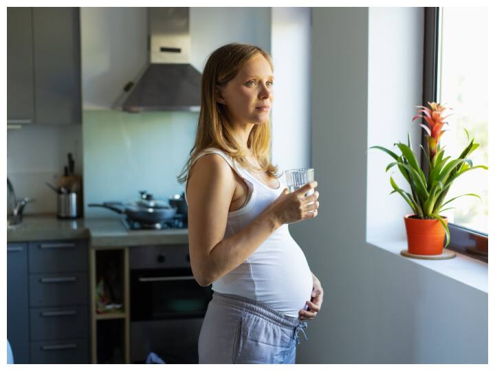 ओव्यूलेशन कब होता है: सामान्यत, ओव्यूलेशन 28-दिन के चक्र में 14वें दिन के आसपास होता है. यह पीरियड्स के पहले दिन से गिनकर 11वें से 21वें दिन के बीच हो सकता है, क्योंकि हर महिला का चक्र अलग होता है.