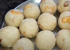 Coconut Rava Laddu : தித்திக்கும் தேங்காய் ரவா லட்டு.. விசேஷ நாட்களில் செய்து அசத்துங்க!