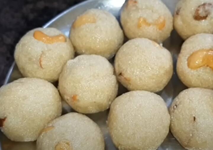 செய்முறை : முதலில் கடாயில் நெய் ஊற்றி முந்திரி, திராட்சையை பொன்னிறமாக வறுத்து எடுத்துக் கொள்ளவும். அதன் பின் மீண்டும் நெய் சேர்த்து ரவையை பொன்னிறமாக வறுத்து எடுத்துக் கொள்ளவும்.