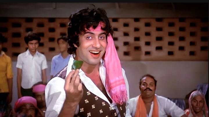 दरअसल ‘खाईके पान बनारस वाला‘ को ना सिर्फ बेहतरीन तरीके से शूट किया गया था बल्कि इसमें अमिताभ बच्चन ने अपने ठुमकों से चार चांद भी लगाए थे. लेकिन आपको जानकर हैरानी होगी कि ये गाना कभी भी बिग बी के लिए बनाया ही नहीं गया था.