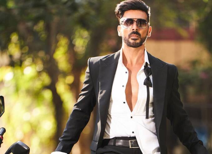 हालांकि, लंबे समय से इंडस्ट्री से दूर रहने के बावजूद जायद खान आज भी लग्जरी लाइफ जीते हैं.मीडिया रिपोर्ट्स की मानें तो एक्टर ने कई इनवेस्टमेंट किए हुए हैं और उनका अपना खुद का बिजनेस भी है. जिसके चलते उनकी कुल नेवर्थ 1500 करोड़ रुपये बताई जाती है. हालांकि एबीपी न्यूज इसकी पुष्टि नहीं करता है.