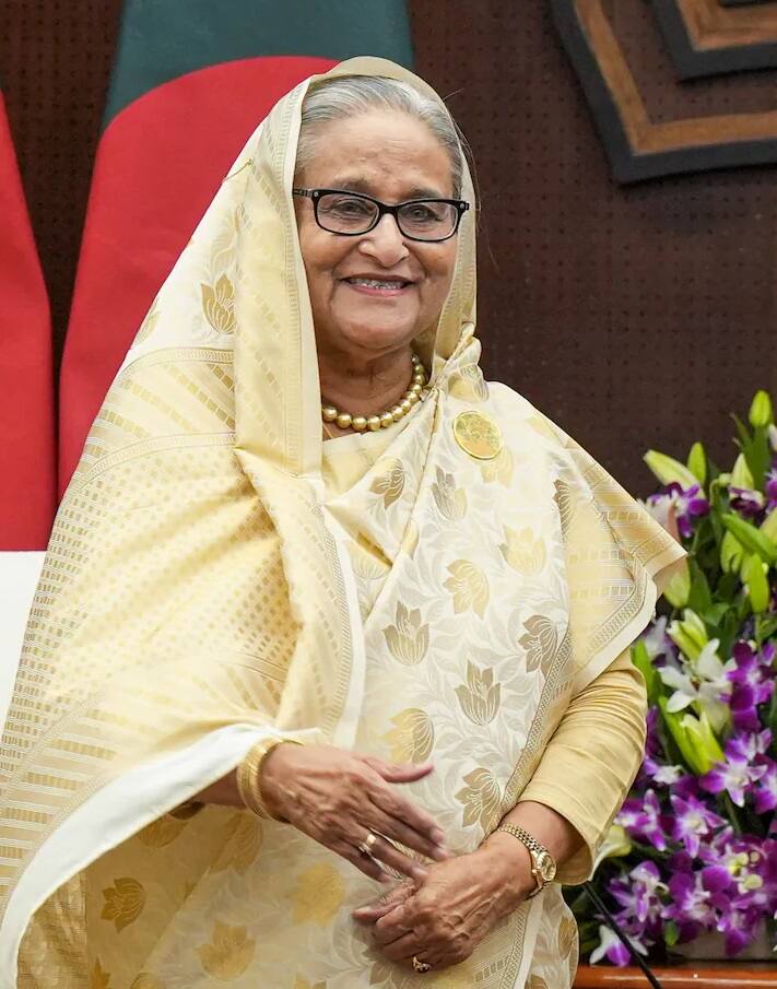 પદ પરથી રાજીનામું આપ્યા બાદ શેખ હસીના રાષ્ટ્રને સંબોધન કરવા માંગતા હતા પરંતુ આર્મી ચીફે તેમને આમ કરતા રોક્યા હતા.