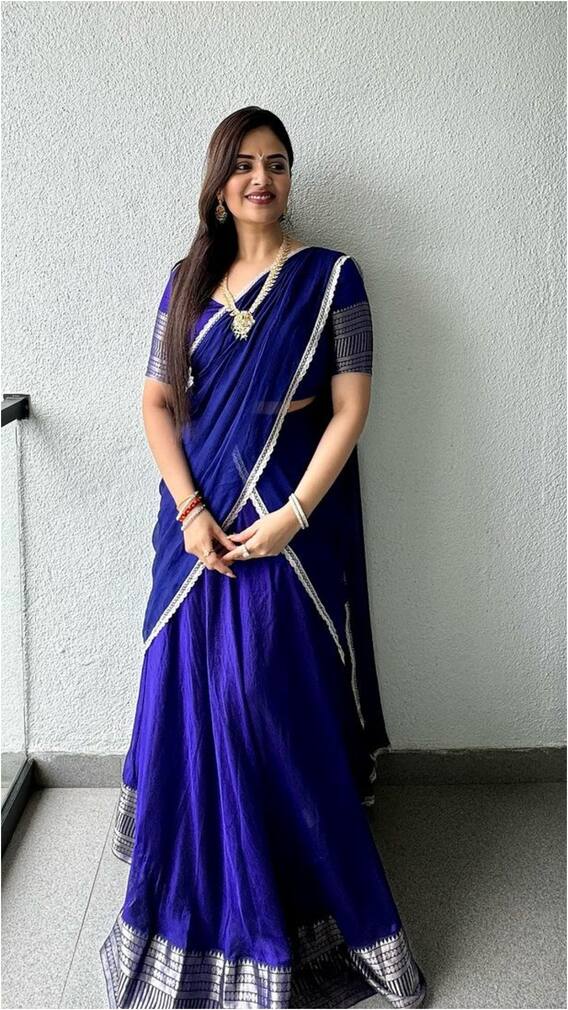 లంగావోణిలో ఫిదా చేసిన శ్రీముఖి - నాజుకు నడుము అందాలతో మెస్మరైజ్‌ చేస్తున్న యాంకర్‌