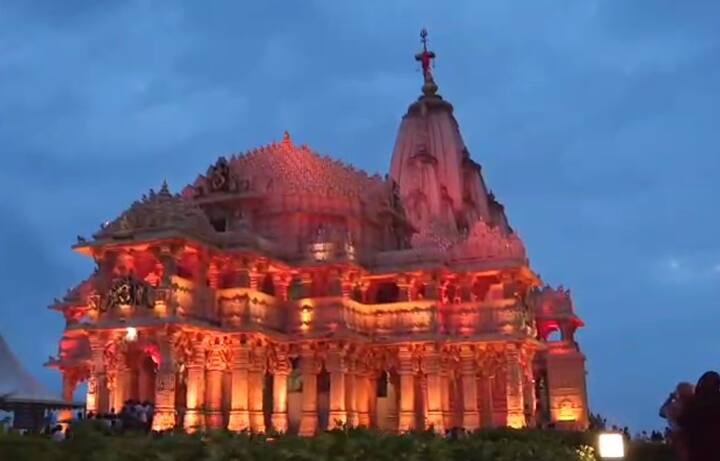 શ્રાવણ માસને લઈ સોમનાથ મંદિર પરિસરને રોશનીથી શણગારવામાં આવ્યું છે.