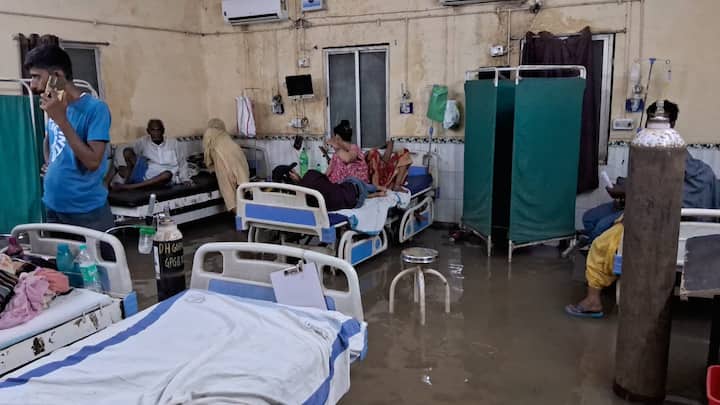 अस्पताल के इमरजेंसी वार्ड के अंदर ऑक्सीजन कंसंट्रेटर मशीन, ट्राई साइकिल और बेड का 20 फीसदी हिस्सा डूब चुका है. पानी भरने की वजह से मरीजों को पीएसए प्लांट से ऑक्सीजन नहीं मिल रहा है. सिलिंडर से ऑक्सीजन देकर जान बचाने की कोशिश की जा रही है.