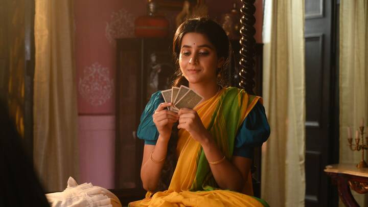 देबचंद्रिमा सिंघा रॉय होईचोई बंगाली इंटरनेट सीक्वेंस परिणीता की तैयारी पर गौरव चक्रवर्ती के साथ देबचंद्रिमा सिंघा रॉय: केवल 1 महीना हाथ में होने पर, खुद को 'परिणीता' कैसे बनाएं हालांकि, देवचंद्रिमा ने कहा कि हिंदी धारावाहिकों की शूटिंग लगातार 16-17 घंटे तक की जाती है। परिणामस्वरूप, आराम करने का बिल्कुल भी समय नहीं मिलता।