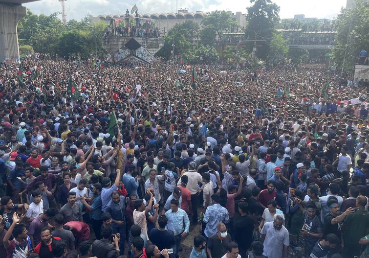 Bangladesh Violence: 'मेरे सामने सीने में उतार दी गोली...', ढाका से दिल्ली पहुंचे लोगों ने बताई आंखों देखी