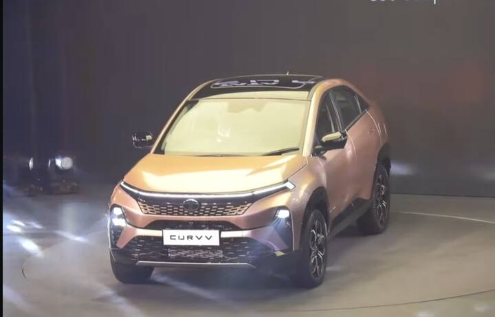 இந்த கார் 4308 மிமீ நீளமும், 1810 மிமீ அகலமும் மற்றும் ரூஃப் டாப் ஸ்பாய்லர், பெரிய 18 இன்ச் அலாய் வீல்கள் கொண்டுள்ளது.