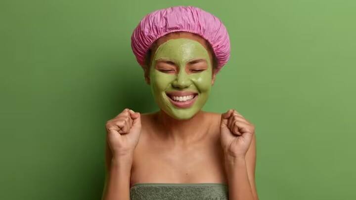 ਕਰੇਲੇ ਦੇ ਨਾਲ ਫੇਸ ਪੈਕ ਬਣਾਉਣ ਲਈ ਕਰੇਲੇ ਦੇ ਰਸ ਵਿਚ ਦਹੀ ਅਤੇ ਹਲਦੀ ਮਿਲਾ ਕੇ ਪੇਸਟ ਬਣਾ ਲਓ। ਇਸ ਪੇਸਟ ਨੂੰ ਚਿਹਰੇ 'ਤੇ 20 ਮਿੰਟ ਲਈ ਲਗਾਓ, ਫਿਰ ਚਿਹਰਾ ਧੋ ਲਓ।