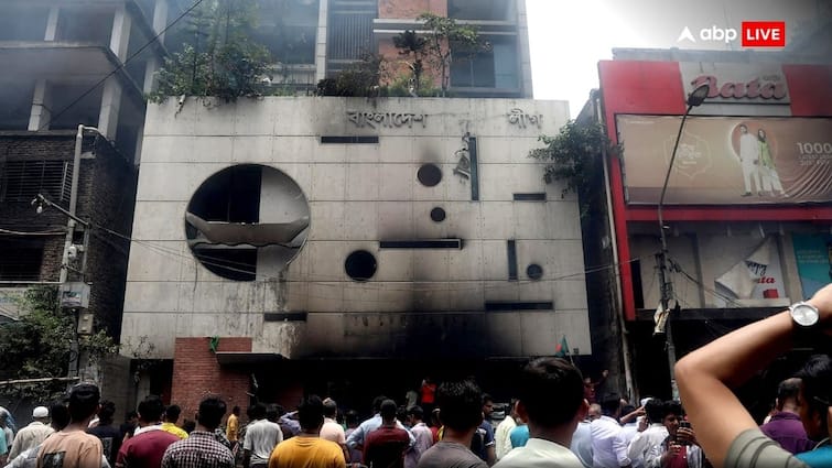 Bangladesh Hindu family attacked singer house burnt actor killed Hindus attacked at 97 places in Bangladesh Bangladesh Violence on Hindus: हिंदू गायक का घर जलाया गया, एक्टर को उतारा गया मौत के घाट, बांग्लादेश में 97 जगहों पर हिंदुओं पर हमले