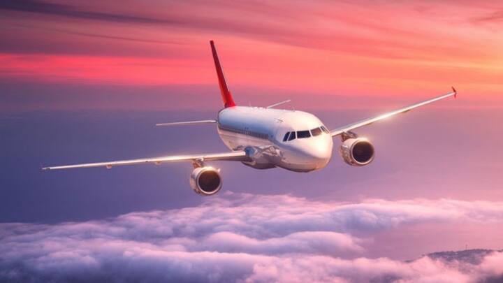 वैसे ही फ्लाइट में इकॉनमी, प्रीमियम इकॉनमी, बिज़नेस और फर्स्ट क्लास होता है. जिसमें सबसे सस्ती टिकट होती है इकोनामी क्लास में तो वहीं सबसे महंगी फर्स्ट क्लास में.