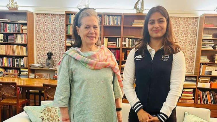 Manu Bhaker Meeta Sonia and Rahul Gandhi today return to India after Olympic 2 Medal Win मनु भाकर ने सोनिया और राहुल गांधी से की मुलाकात, ओलंपिक में जीते हैं दो मेडल