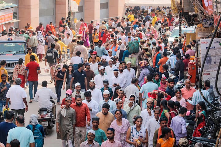 प्रशांत किशोर ने आरोप लगाया कि राजद के लिए मुस्लिम ईंधन समान हैं. हालांकि, वे समझ चुके हैं कि राजद ने ही सबसे अधिक उन्हें धोखा दिया है या फिर उनका शोषण किया है.