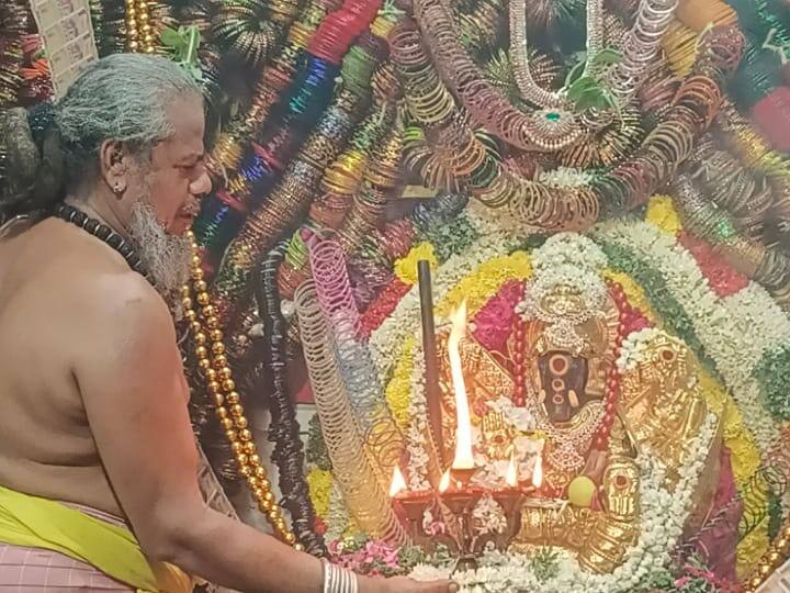 ஆடிப்பூரம்: உழவர் சந்தை ஸ்ரீ வாராஹி அம்மன் ஒரு லட்சம் வளையலால்  அலங்காரம்