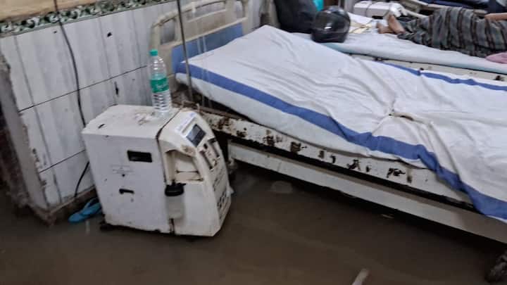 इस बारिश से लोगों को गर्मी से राहत तो मिल गई, लेकिन अस्पताल और मोहल्ले में पानी जमा होने से लोगों की परेशानी बढ़ गई है. नगर परिषद और अस्पताल प्रशासन के उन दावों की पोल खुल गई है. लाखों-करोड़ों रुपये हर साल नालों की सफाई में खर्च कर पानी की निकासी का दावा किया जाता है.