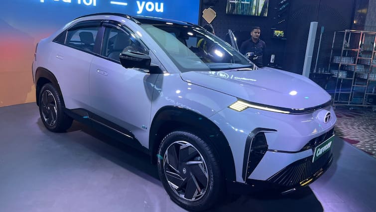 Tata Launched Most Awaited Electric Vehicle Curvv in India Specifications Features know here Tata ने लॉन्च की मोस्ट अवेटेड EV, सिंगल चार्ज में दौड़ेगी 585 km, यहां जान लें कीमत