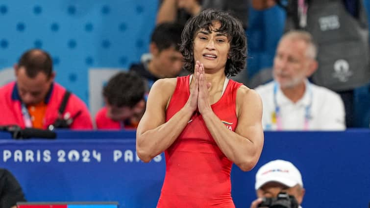 Indian Olympic ASSOCIATION reaction and press release on Vinesh Phogat Disqualification from Paris Olympics 2024 Vinesh Phogat Disqualified: विनेश फोगाट के पेरिस ओलंपिक से डिसक्वालीफाई होने पर आया ओलंपिक संघ का बयान, जानें क्या कहा