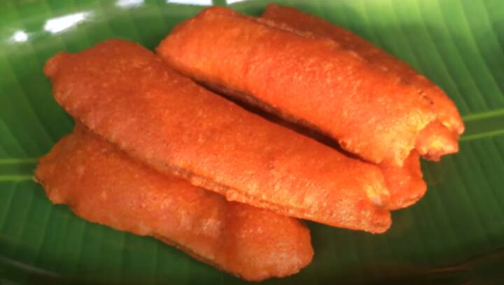 செய்முறை: முதலில் உருளைக்கிழங்கை வட்டமாக நறுக்கி தண்ணீரில் அலசி எடுத்துக் கொள்ளவும்.