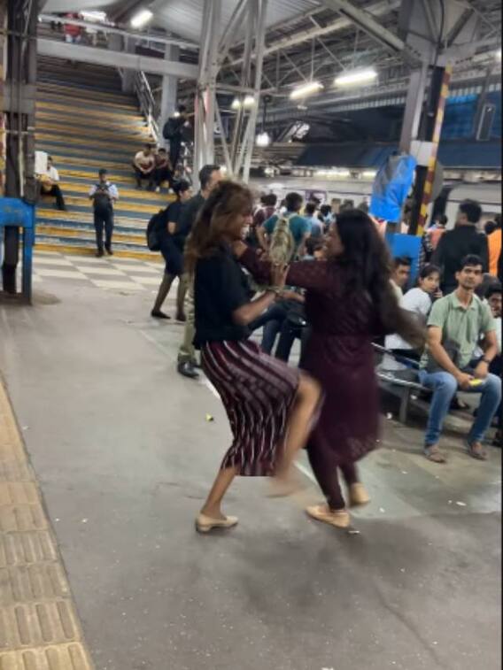 रेलवे स्टेशन पर पागलों की तरह नाचती लड़की की वीडियो वायरल